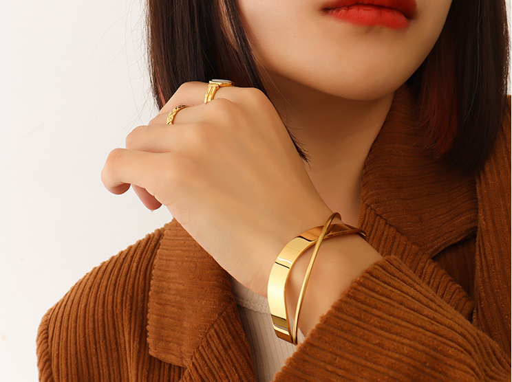 Swirl overlap bracelet